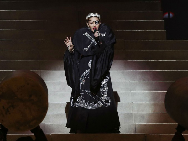 Gaya Madonna yang Langganan Aksesoris Karya Desainer Indonesia