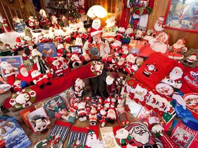 Wow, Pria Ini Koleksi Ribuan Santa Klaus di Rumahnya!
