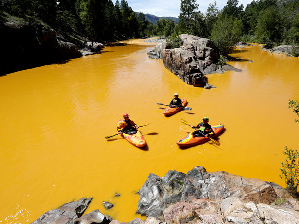 Tercemar Limbah Beracun, Warna Sungai Ini Jadi Kuning Pekat!