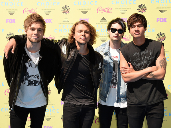 Ini Pengalaman Memalukan 5 SOS Saat Jadi Band Pembuka Konser One Direction