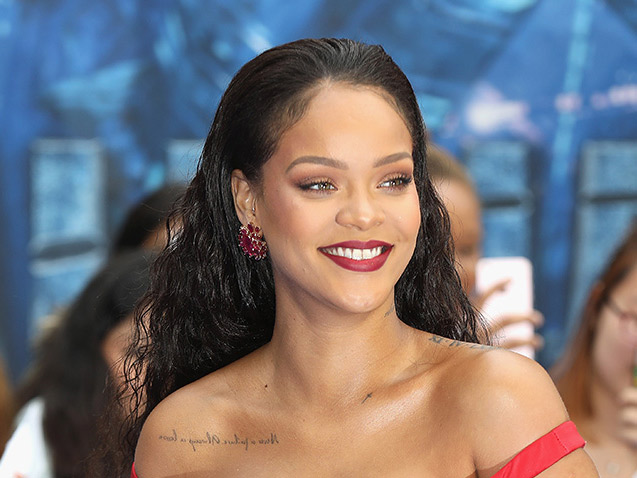 Rihanna Tampil Seksi dengan Gaun Berbelahan Dada Rendah
