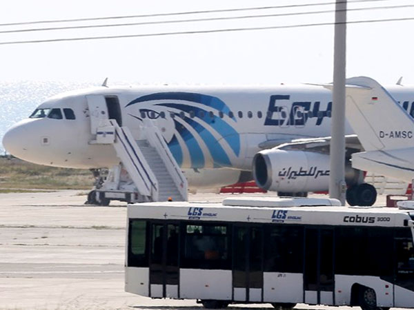 Tak Cuma Ancam Akan Lakukan Bom Bunuh Diri, Pembajak EgyptAir Juga Sandera 10 Penumpang!