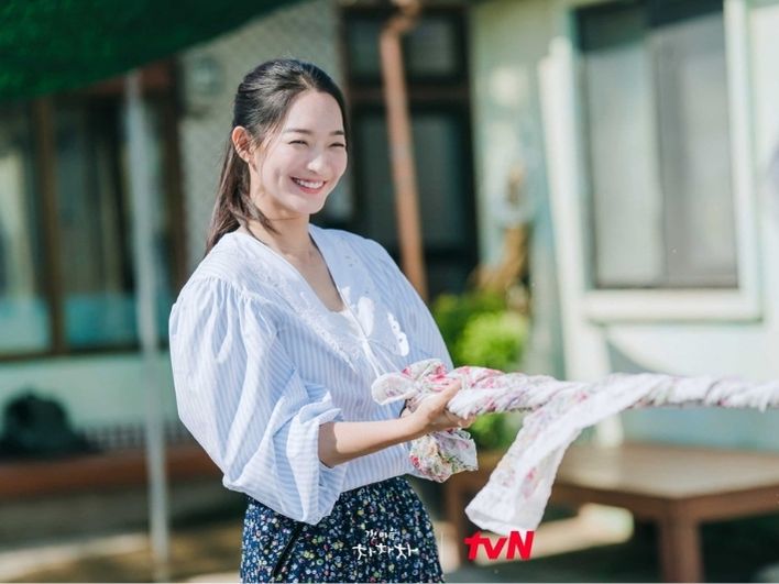 Harga Outfit Shin Min Ah Adegan Cuci Baju di 'HCCC' Sampai Rp 284 Juta