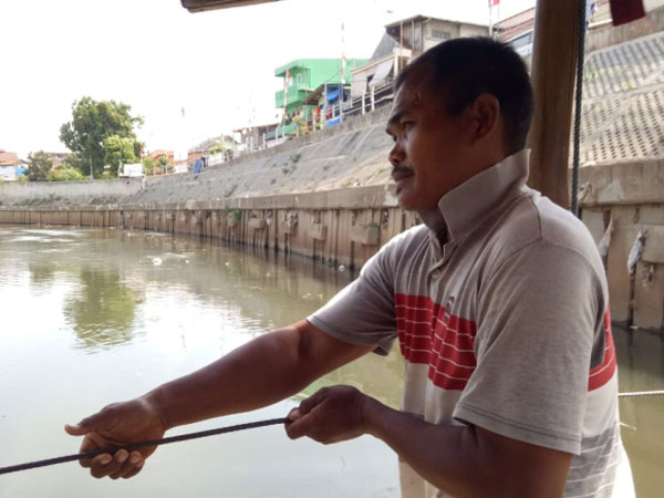 Tak Pedulikan Sakit Ditangannya, Bapak Ini Tetap Bekerja Demi Penuhi Kebutuhan Warga Kali Ciliwung