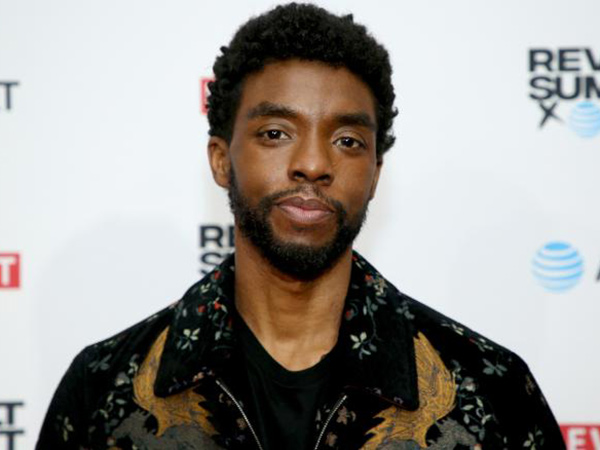 Mendiang Chadwick Boseman Terima Penghargaan ‘Hero for The Ages’