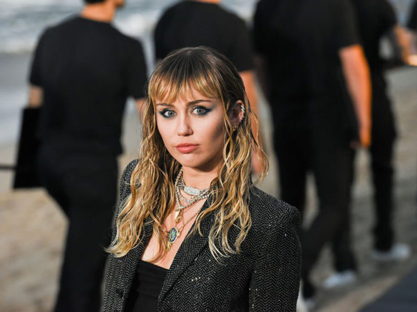 Cerai dari Liam Hemsworth, Miley Cyrus Tertangkap Kamera Cium Seorang Wanita