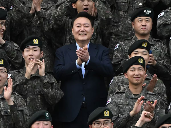 Presiden Korsel Sidak ke Markas Militer RM BTS