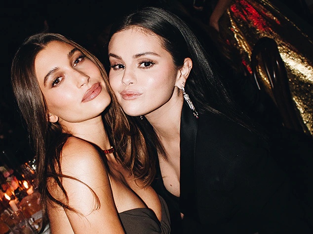 Heboh Foto Selena Gomez dan Hailey Baldwin Akrab Bersama