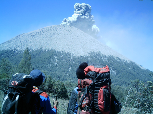 Mahasiswi Universitas Pasundan Tewas Tertimpa Batu di Gunung Semeru