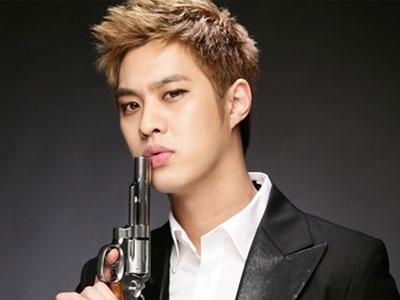 Seungho MBLAQ Cium Anggota Girl Band Depan Kamera?