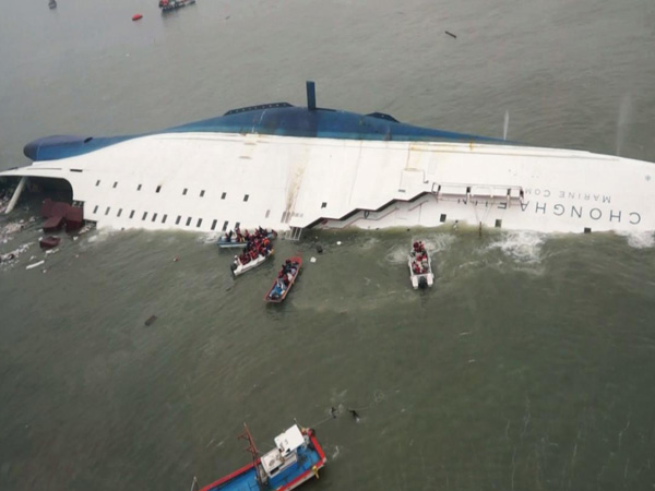 Pemerintah Korea Resmi Nyatakan akan 'Selamatkan' Kapal Feri Sewol yang Tenggelam