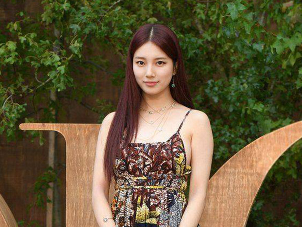 Suzy Menawan Pakai Gaun Batik Hadiri Fashion Show Dior di Paris