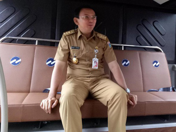 Ke Kantor Naik TransJakarta, Ahok Girang 'Om Telolet Om' di Bus Vintage Baru