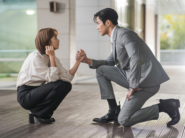 Rowoon SF9 Berlutut di Depan Jo Bo Ah Dalam Drama Terbaru