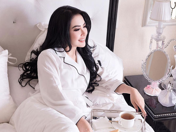 Syahrini Pamer Foto Gaya Casual, Tapi Harga Barangnya Mencengangkan!