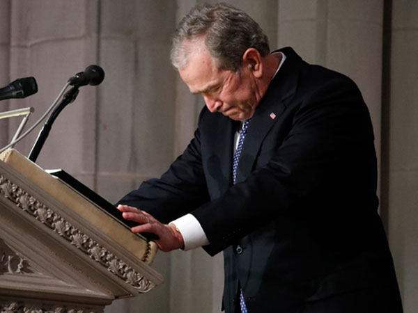 Momen Penuh Haru Tawa dan Tangis George W Bush Berpidato di Pemakaman Ayahnya