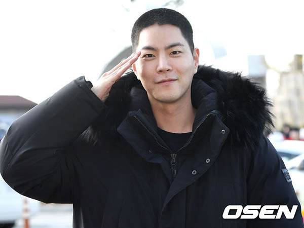 Hong Jong Hyun Resmi Masuk Wajib Militer, Ganteng Berambut Plontos