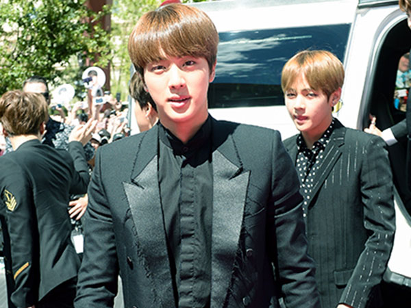 Ini Respon Narsis Jin BTS Usai Bikin Heboh 'Ketiga Dari Kiri' di 'BBMAs 2017'