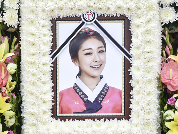 Dimakamkan Sebelah Sang Ayah, Ini Makam Baru Mendiang RiSe Ladies Code