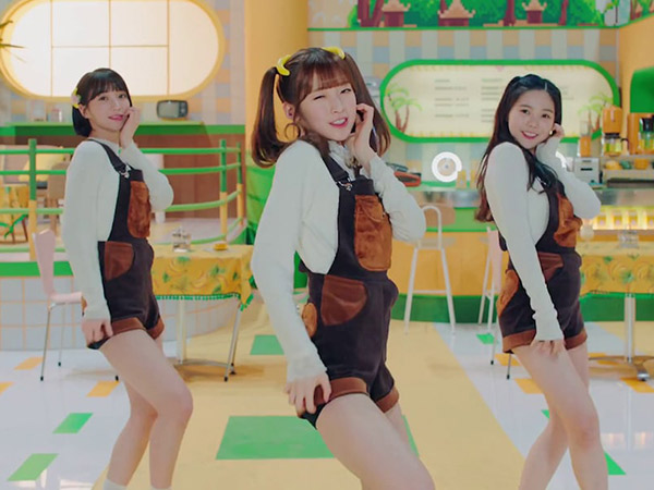 Sub Unit Oh My Girl Banhana Jadi Pemburu Pisang Imut di MV 'Banana Allergy Monkey'