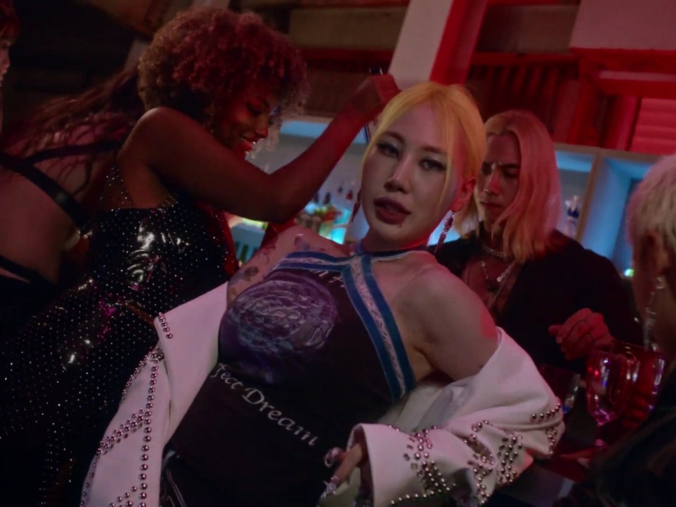 Jamie Party Garis Keras di MV '3D Woman'