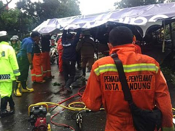 Hujan Es di Bandung, Baliho Roboh Setinggi 15 Meter Timpa Mobil Satu Keluarga