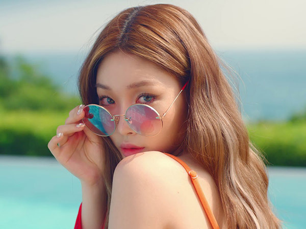 Chungha Tampil Segar nan Cantik Nikmati Teriknya Matahari Musim Panas di MV Comeback 'Love U'