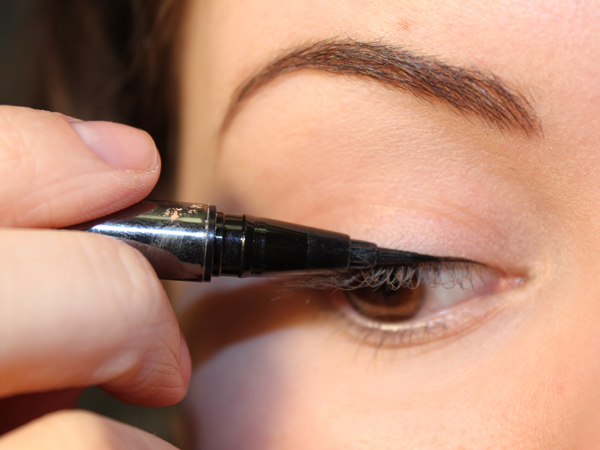 Kesalahan dalam Memakai Eyeliner Hitam yang Sering Terjadi pada Wanita