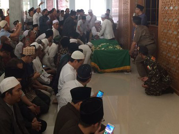 Salam Terakhir, Antrian Sholat Jenazah Alm KH Hasyim Muzadi Capai 19 Gelombang