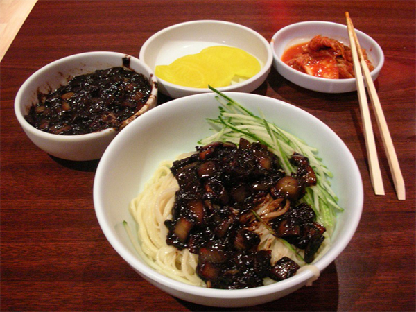 Menyantap Mie Hitam Jajangmyeon Khas Korea Sambil Merayakan Black Day