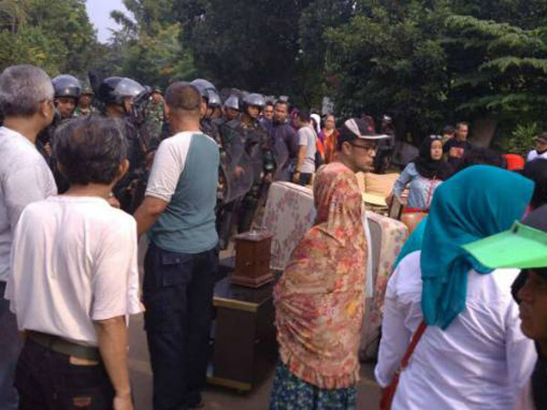 Ratusan Personel Dikerahkan Saat Warga Bakar Ban di Penertiban Rumah Komplek TNI