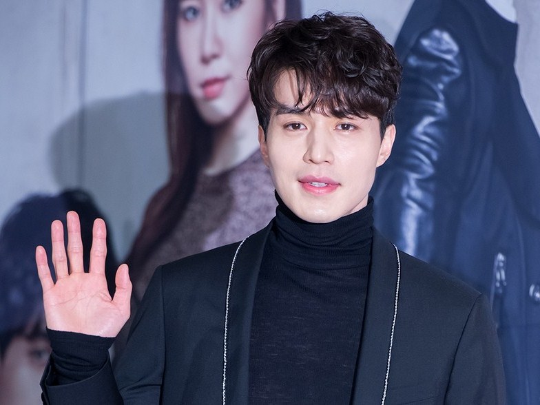 Bikin Fans Wanita Iri, Inikah Rahasia Bibir Lee Dong Wook Terlihat Sangat Merah?