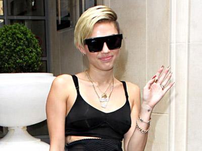 Pakai Sheer Pants, Miley Cyrus Tidak Pakai Pakaian Dalam!