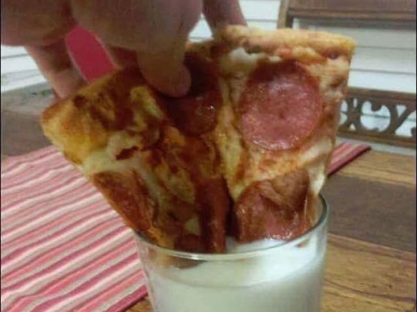 Tren Celupkan Pizza ke Susu Jadi Viral, Unik Atau Menjijikan?
