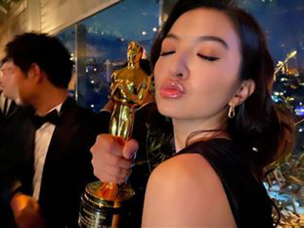 Raline Shah Akrab dengan Para Pemain 'Parasite', Pinjam Piala Oscar hingga Ajarkan Bahasa Indonesia