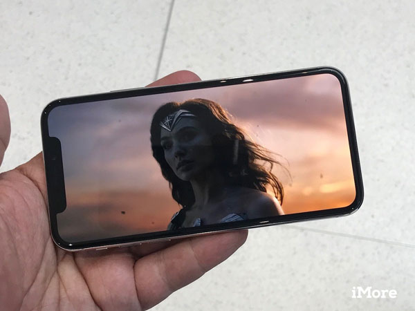 Punya Rasio Layar Unik, Pengguna iPhone X Sudah Nyaman Nonton Video YouTube