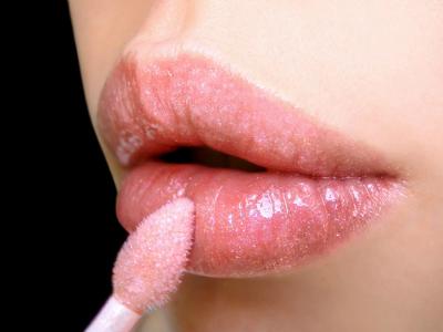 6 Hal Yang Dapat Menyebabkan Bibir Menghitam