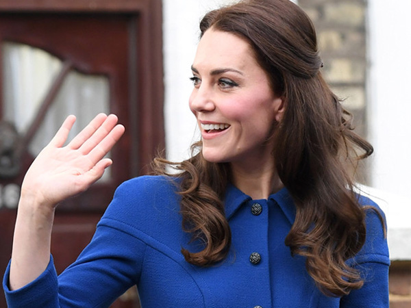 Serba Biru, Stunningnya Penampilan Publik Pertama Kate Middleton di Tahun 2017