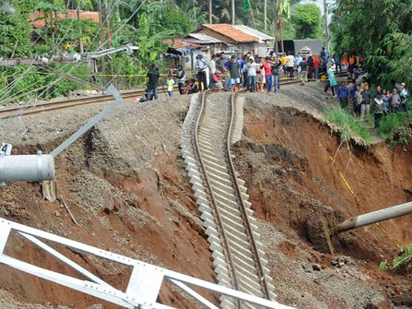 Ada Longsor dan Pohon Tumbang, Perjalanan Kereta Menuju Bogor Dibatalkan