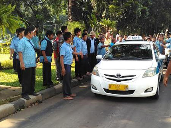 Bikin Macet, Ratusan Sopir Taksi Demo Minta Uber dan GrabCar Diusir