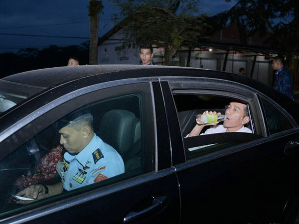 Momen Manis Jokowi Buka Puasa 'Seadanya' Bareng Paspampres di Jalan