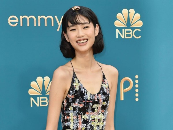Detail Outfit Jung Ho Yeon di Red Carpet Emmy Awards 2022 dengan Sentuhan Tradisional Korea