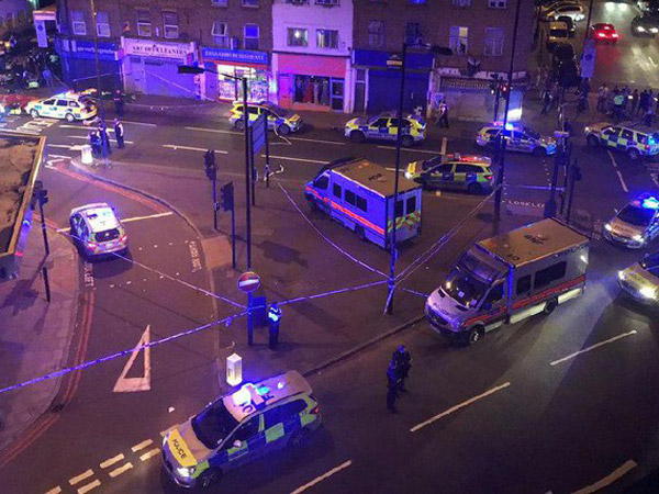 Suasana Kacau dan Panik Setelah Sebuah Mobil Tabrak Jemaah Tarawih di Jalanan London