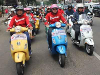 Santai Bersama Vespa Semarak di Kota Bandung