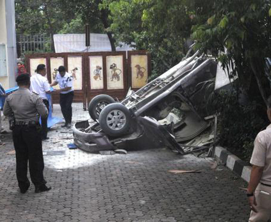 Lagi, Sebuah Mobil Hancur Setelah Terjun Bebas Dari Parkiran Gedung Jakarta