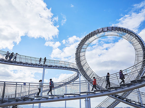 Berjalan Dekati Awan di Instalasi Walkable Terbesar Mirip Roller Coaster