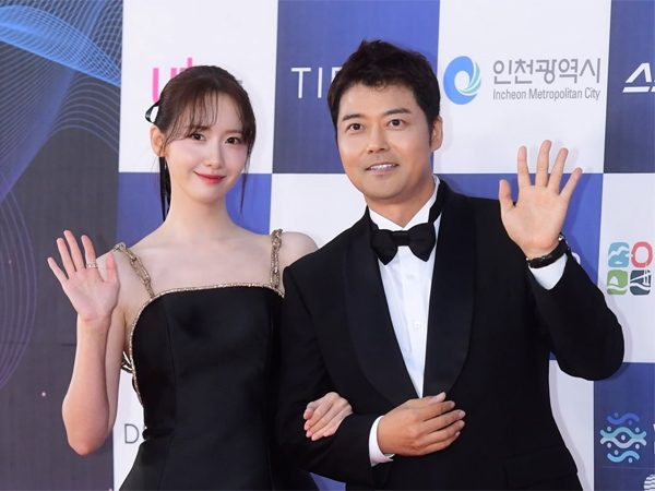 Jun Hyun Moo dan YoonA Kembali Jadi MC Blue Dragon Series Awards
