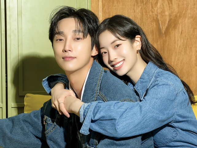 Jinyoung Ngaku Khawatir dengan Reaksi Fans untuk Adegan Ciumannya dengan Dahyun TWICE