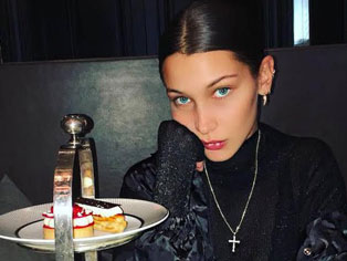 Ini Dia Menu Camilan Bella Hadid di Pesawat Pribadinya!