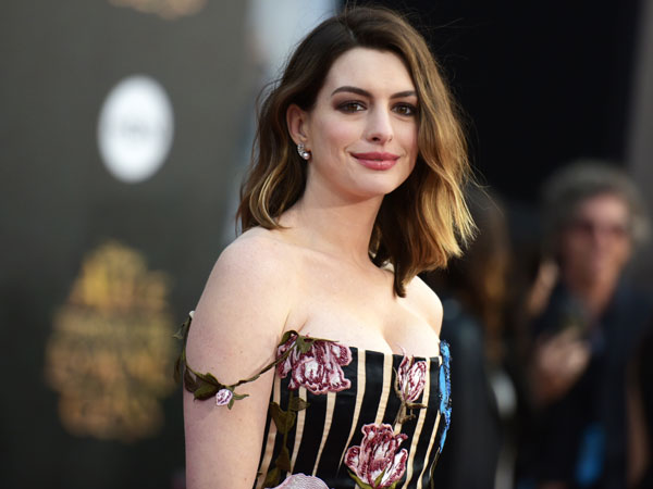 Anne Hathaway Turut Minta Maaf Atas Kontroversi Film 'The Witches'